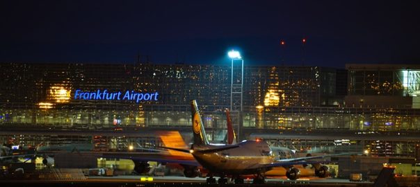Der Frankfurter Flughafen bei Nacht
