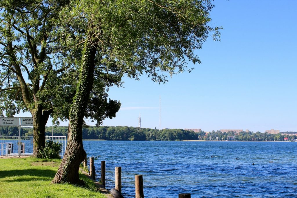 Panorama eines Sees mit Landstück in Schwerin